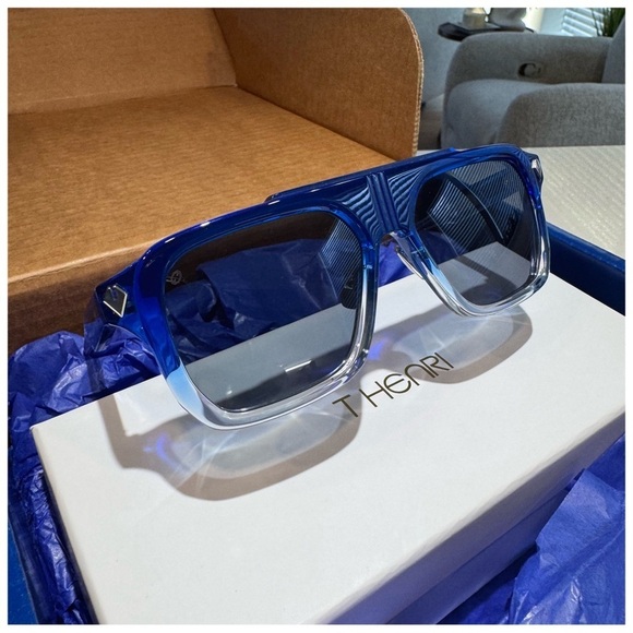 T Henri ‘EVO’ Sunglasses in Santorini (Blue) - Picture 11 of 16